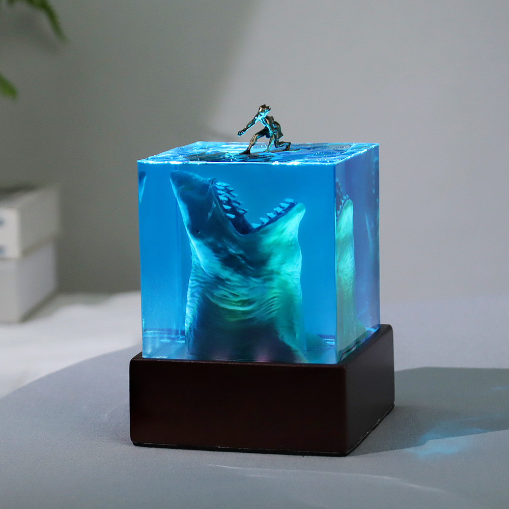 Resin Art Cube - โคมไฟตั้งโต๊ะเรซิ่นทรงลูกบาศก์ขนาด5ซม./8ซม. โคมไฟตกแต่งศิลปะสร้างสรรค์เป็นธีมฉลามขาวไฟกลางคืนชาร์จ USB